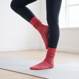Women's Scrunch Pilates Grip Socks lifestyle product image 4