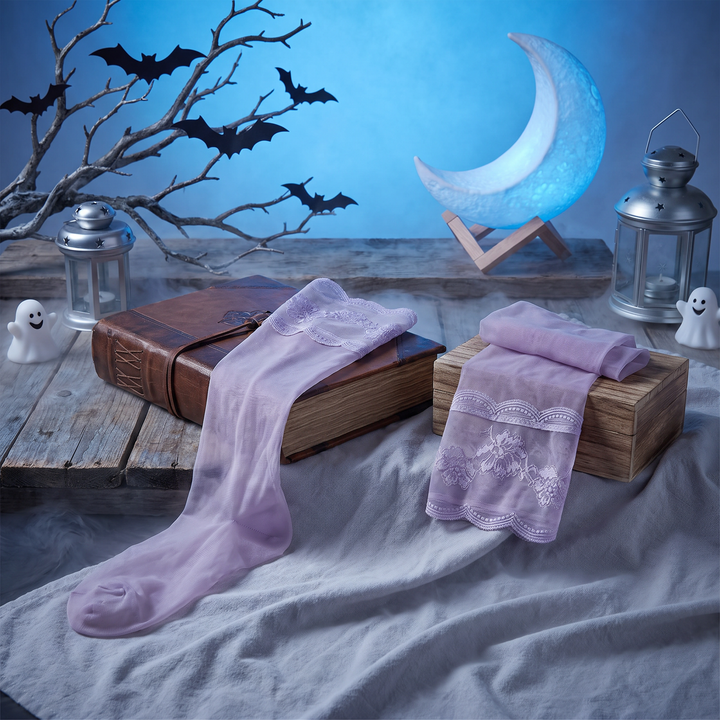 Calze velate fino alla coscia da donna con bordo in pizzo floreale - viola chiaro, foto di stile Halloween 4
