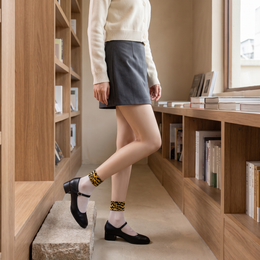 FRILLORA SW187 hosiery in a styled indoor setting