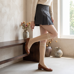FRILLORA SW142 hosiery in a styled indoor setting